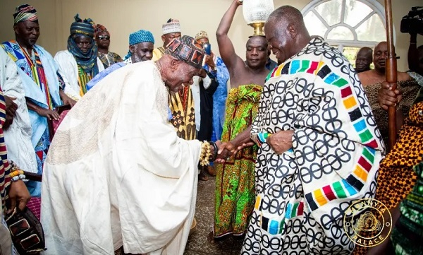 Buipewura Abdulai Jinapor II (L) with Asantehene Otumfuo Osei Tutu II