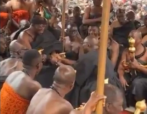 Dr Mahamudu Bawumia bows to Asantehene at the One-Week of late Asanteman queen