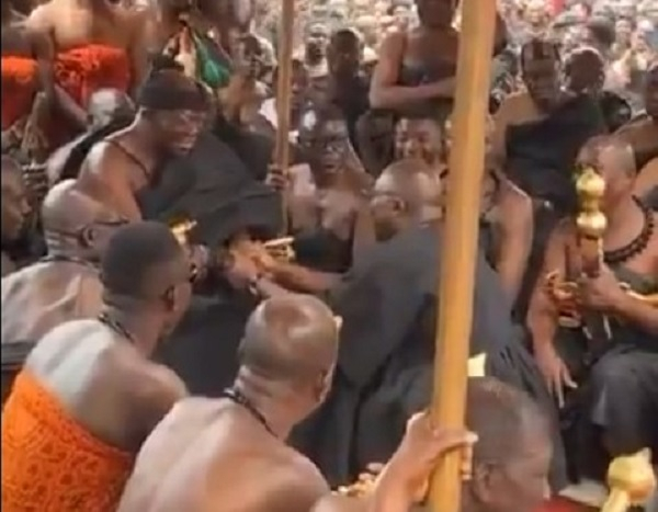 Dr Mahamudu Bawumia bows to Asantehene at the One-Week of late Asanteman queen