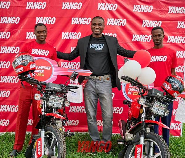 Country Manager of Yango Delivery, Emmanuel Koduah with some award receipients