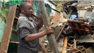 People are trying to repair the damage caused by the floods