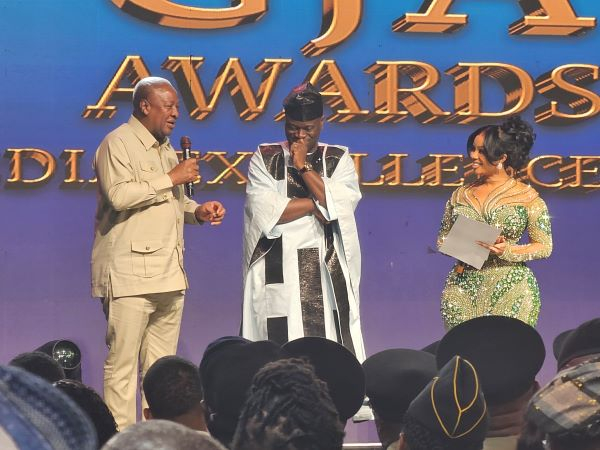 President Mahama (L) at the GJA awards