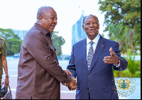 President John Dramani Mahama (L) shakes hands with Ivorian counterpart Alhasane Outtara