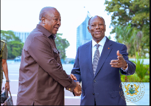 President John Dramani Mahama (L) shakes hands with Ivorian counterpart Alhasane Outtara