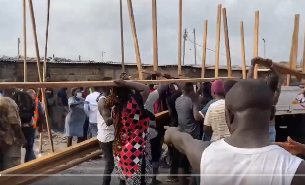 Some affected traders offloading wood from a truck