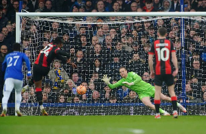 Semenyo converting a penalty against Everton