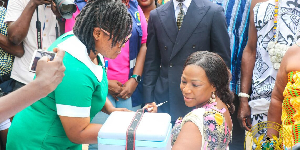 The deputy minister of health taking the jab