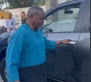 Azumah Nelson checking the brand-new car gifted to him by Ibrahim Mahama