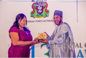 Abena Serwaa Opoku-Fosu receiving the award