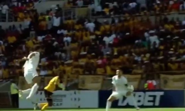 Al Masry players (in white jersey) were angry with the penalty decision