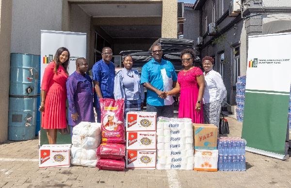 The management of GIIF during the presentation of the items for the flood victims