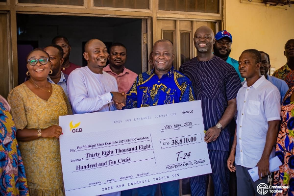 Emmanuel Tobbin (in blue fabric) during the presentation