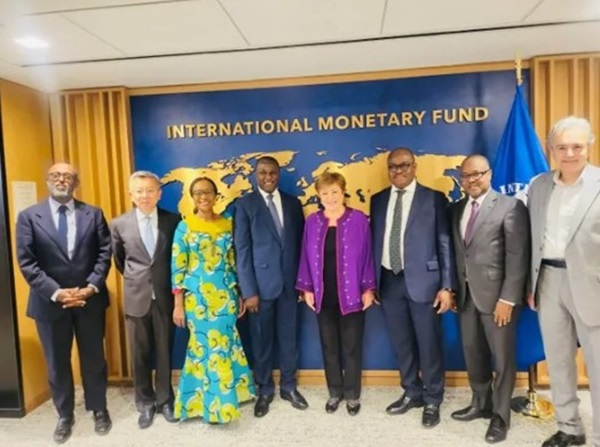 A group picture of officials of the Finance Ministry and Bretton Woods Institutions