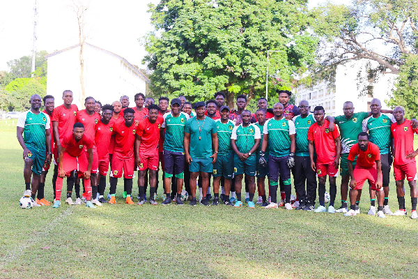 Abedi Pele in a photo with players and officials of Asante Kotoko