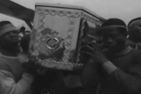 Watch how Ghana’s legendary goalkeeper Robert Mensah was given a hero’s farewell in 1971