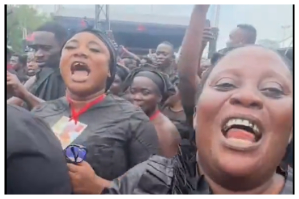 A photo of some female mourners who apologised to Akufo-Addo during the Asantehemaa's burial
