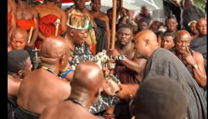 Ibrahim Mahama kneeling infront of Otumfuo and asking for forgiveness