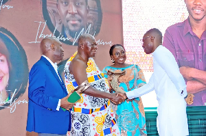 Otumfuo Osei Tutu II (second from left) shaking the hands of Yaw Owusu