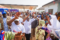 Bawumia bein mobbed on his arrival at Karaga