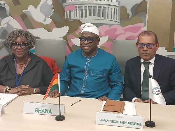 Issifu Seidu, Minister of State for Climate Change and Sustainability (M) with the CVF-V20 head (R)