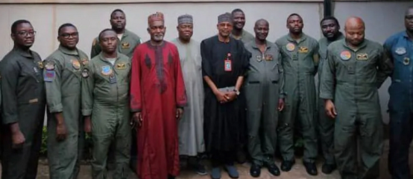 Nigeria’s Foreign Minister Yusuf Tuggar with the now released servicemen