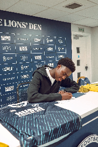 Lomo signed a long-term contract with Millwall