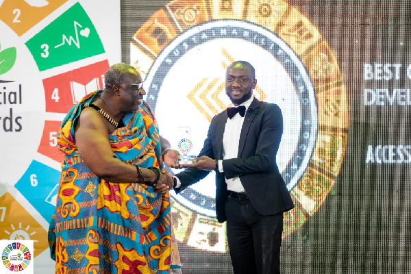 Head of Corporate Communications and Brands Management, Oluwaseun David-Akindele receiving an award