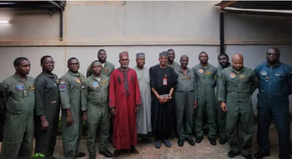 Photo of di 11 millatry personnel and Nigerian delegate