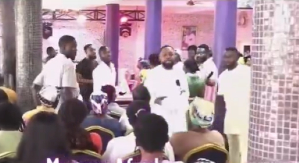 The pastor hit woman and asked her to leave the auditorium and sit outside