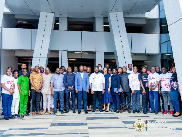 Energy minister in a photograph with management of BOSTEnergies