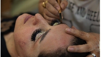Pesin wey dey get eyelash service for di salon