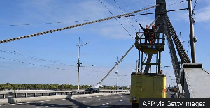Technicians are repairing overhead trolleybus power lines on Kyiv's Pivnichnyi (Northern) Bridge