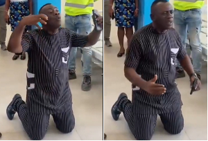 Akrobeto on his knees while praising the Asantehene