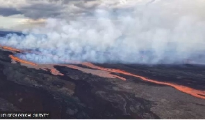 Mauna Loa dey inside Hawaii Volcanoes National Park and e cover half of US state Big Island