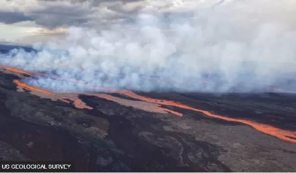 Mauna Loa dey inside Hawaii Volcanoes National Park and e cover half of US state Big Island