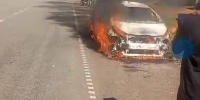 The vehicle that reportedly belongs to URA officials burnt by angry residents in Manafwa District