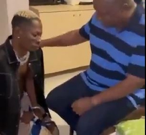 Shatta Wale (kneeled) apologises to Mahama