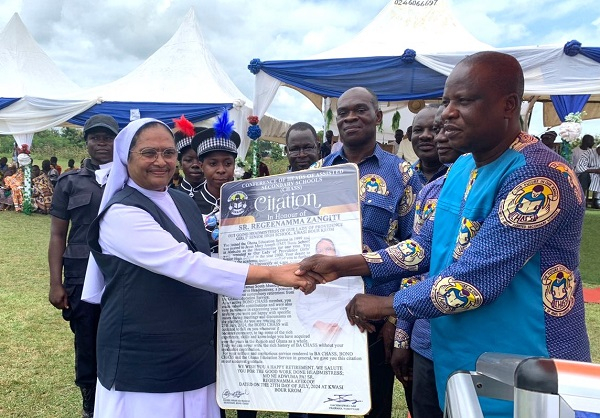 Sister Regenamma Zangiti (L) receiving a citation