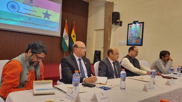 The Commission convened a roundtable meeting with academics from various universities