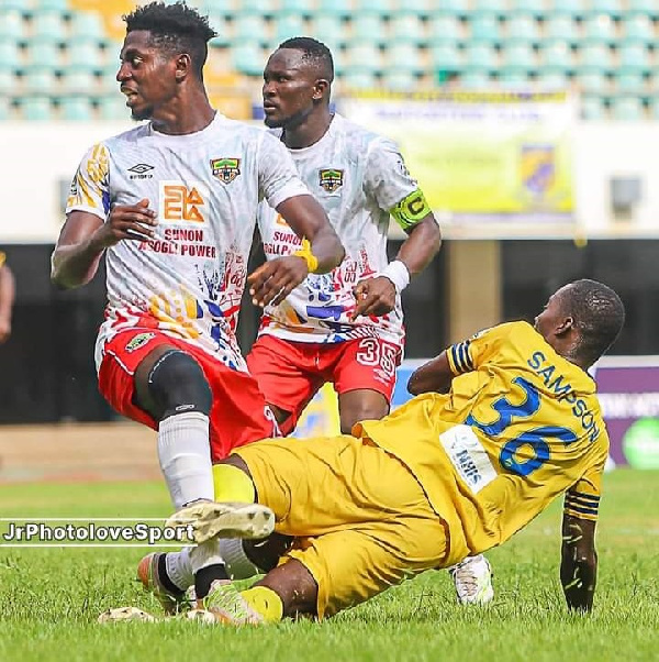 Hearts of Oak players struggling to stop Sampson