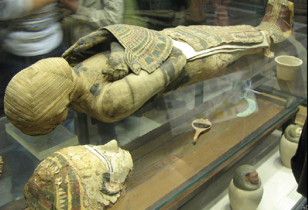 Photo of Egyptian mummy. Source: Wikimedia Commons/Dada