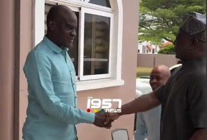 Haruna Iddrisu (L) shook hands with Abedi Pele (R) during a visit