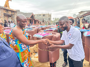 Beneficiaries thank Awulae Blay IX for the kind gesture