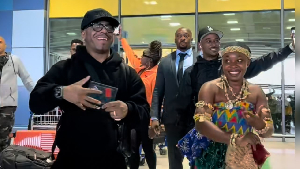 American R&B star Sisqó (L) welcomed by traditional dancers at Kotoko International Airport