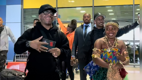 American R&B star Sisqó (L) welcomed by traditional dancers at Kotoko International Airport