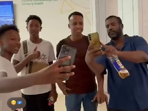 Omar Artan (M) surrounded by fans upon his arrival