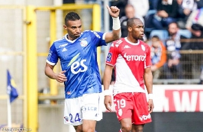 Strasbourg defender, Alexander Djiku in blue