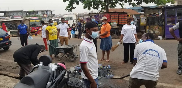 Hundreds of church members and residents participated in the clean-up exercise