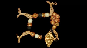 Asante King bracelet wit gold and glass beads wey British take for 19th Century