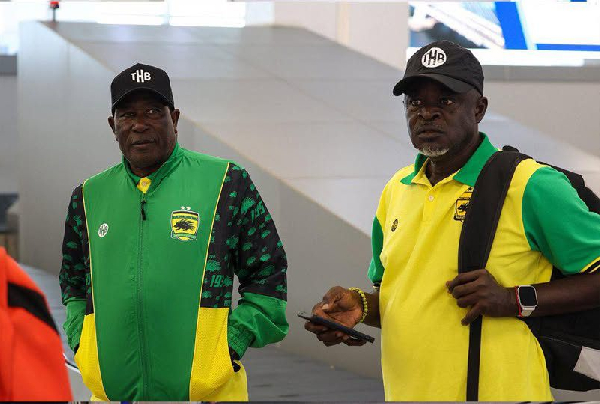 Asante Kotoko head coach Karim Zito (L)
